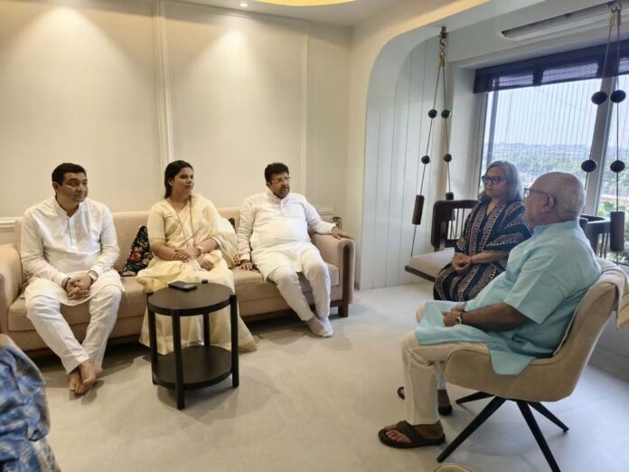  जखमी अवस्थेत १८० प्रवाशांचे प्राण वाचवणारे कॅप्टन स्मित मच्छार यांच्या कुटुंबीयांची महापौर रितू तावडे यांनी घेतली भेट