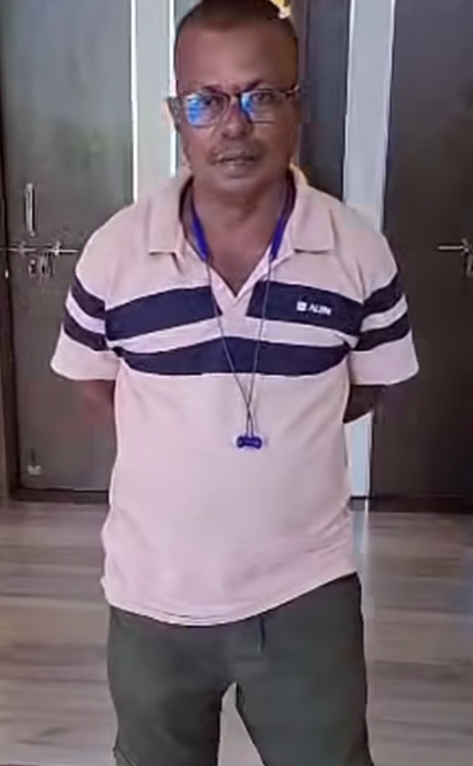 गिरी रामेश्वर येथील शेतकरी निलेश बानकर यांचा हंगामातील पहिला आंबा मुंबईच्या एपीएमसी बाजारात