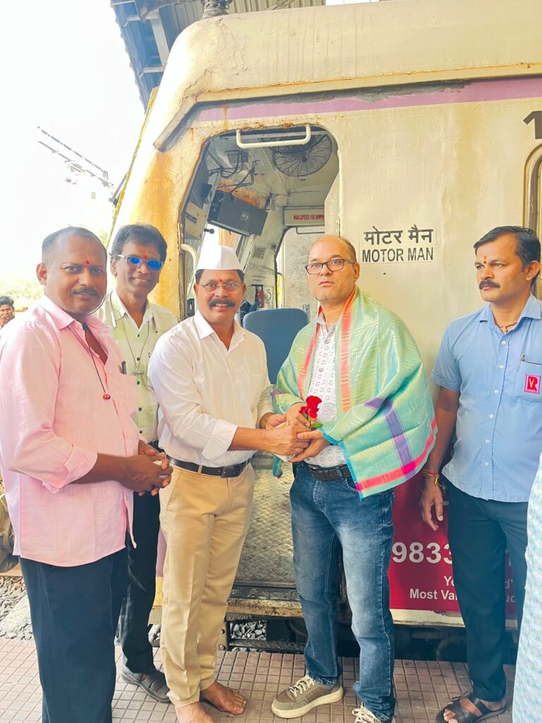 लोकलमध्ये दसऱ्याचा उत्साह! छत्रपती शिवराय रेल्वे प्रवासी भजन मंडळातर्फे रेल्वेचे पूजन; मोटरमन यांचा सन्मान