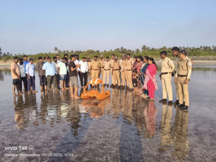दिवेआगर समुद्रकिनाऱ्यावर होमगार्डना ‘रोबोटिक बोया’चे प्रात्यक्षिक; पर्यटकांच्या सुरक्षिततेसाठी नवे तंत्रज्ञान