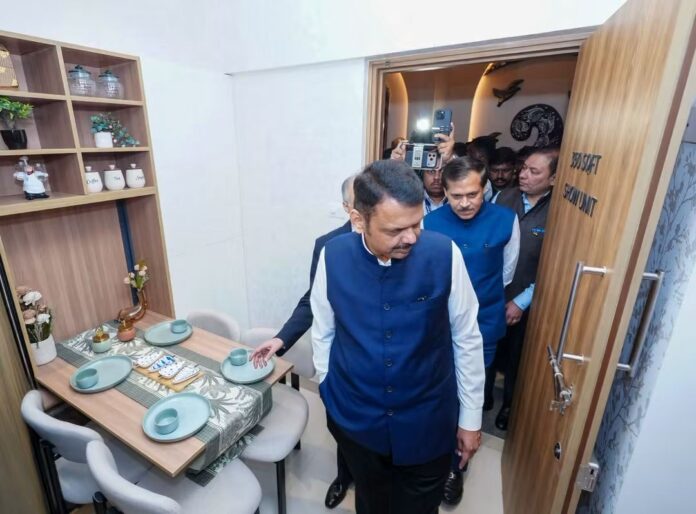 धारावी पुनर्विकास प्रकल्पातील पुनर्वसन घरांच्या सॅम्पल फ्लॅटची मुख्यमंत्री फडणवीसांकडून पाहणी