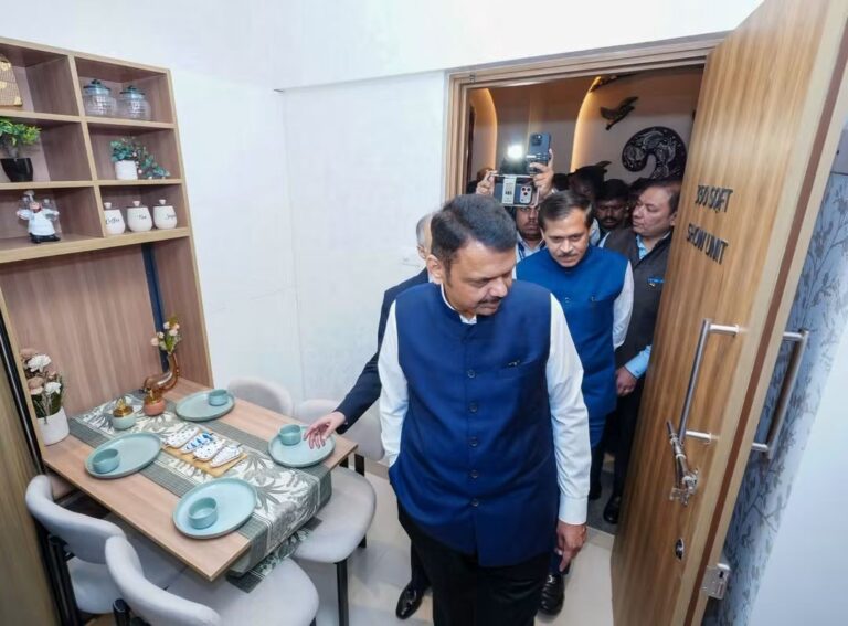 धारावी पुनर्विकास प्रकल्पातील पुनर्वसन घरांच्या सॅम्पल फ्लॅटची मुख्यमंत्री फडणवीसांकडून पाहणी