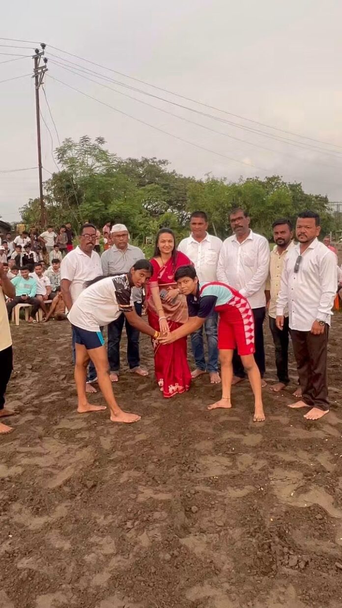 नेहुली येथे कुस्ती स्पर्धेला उत्स्फूर्त प्रतिसाद मल्लांच्या जिद्दीचे चित्रलेखा नृपाल पाटील यांनी केले कौतुक
