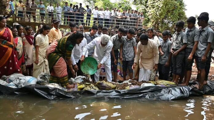 पाट येथे वनराई बंधारा उभारणीत मंत्री दादाजी भुसे यांचे श्रमदान