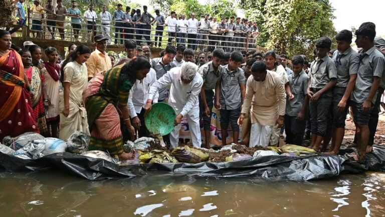 पाट येथे वनराई बंधारा उभारणीत मंत्री दादाजी भुसे यांचे श्रमदान