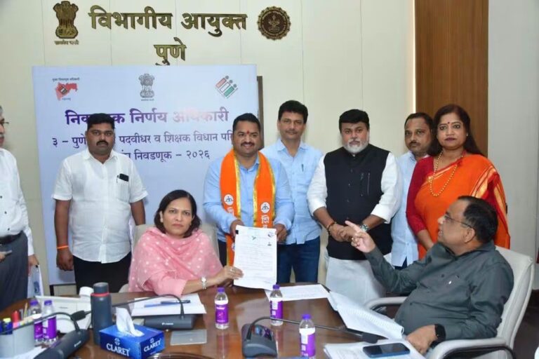 पुणे शिक्षक मतदारसंघातून शिवसेनेचे मंगेश चिवटे यांचा उमेदवारी अर्ज दाखल