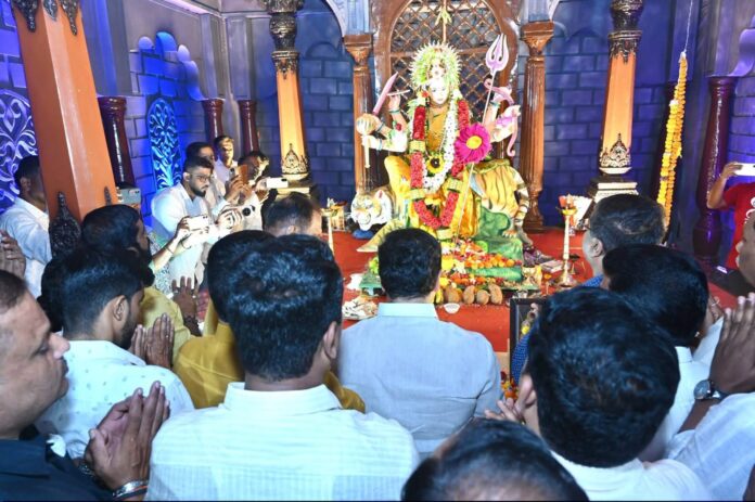 मंत्री नितेश राणे यांच्याकडून कणकवलीतील दुर्गामातेचे दर्शन; आरती करून घेतले आशीर्वाद मंत्री नितेश राणे यांच्याकडून कणकवलीतील दुर्गामातेचे दर्शन; आरती करून घेतले आशीर्वाद