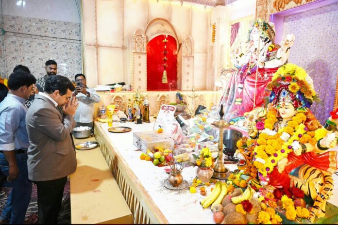 मंत्री नितेश राणे यांनी कफ परेड येथे घेतले आंबे मातेचे दर्शन मंत्री नितेश राणे यांनी कफ परेड येथे घेतले आंबे मातेचे दर्शन