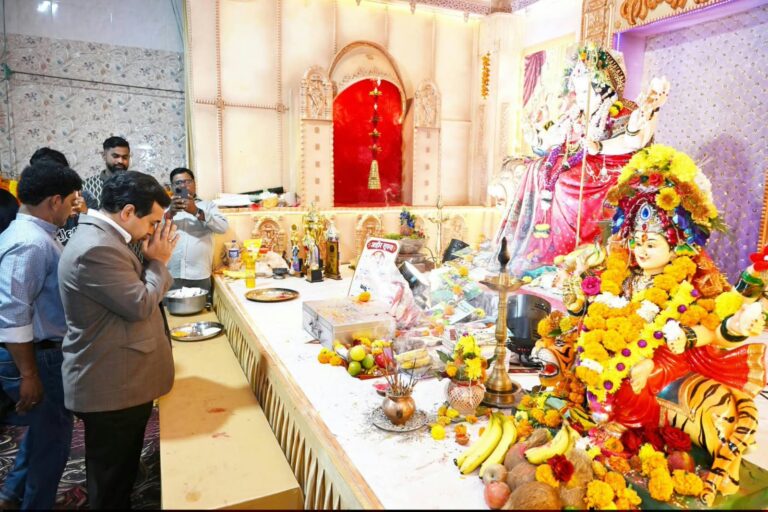 मंत्री नितेश राणे यांनी कफ परेड येथे घेतले आंबे मातेचे दर्शन