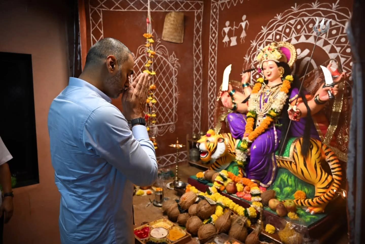 मंत्री योगेश कदम यांच्याकडून दापोलीतील नवरात्रोत्सव मंडळांना भेटी; देवीमातेचे घेतले दर्शन मंत्री योगेश कदम यांच्याकडून दापोलीतील नवरात्रोत्सव मंडळांना भेटी; देवीमातेचे घेतले दर्शन
