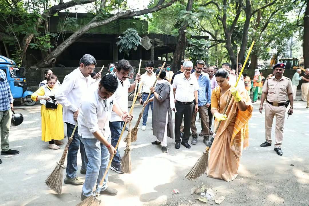 महात्मा गांधी जयंतीनिमित्त घाटकोपरमध्ये विशेष स्वच्छता मोहीम; महापौर रितू तावडे यांचा सहभाग