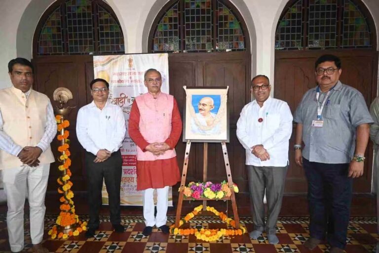 मुंबई महापालिका मुख्यालयात खादी व ग्रामोद्योग उत्पादनांचे विशेष प्रदर्शन 