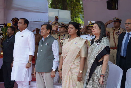 मुंबईच्या महापौर रितू तावडे यांच्याकडून अमर हुतात्म्यांना आदरांजली पोलीस स्मृती दिनानिमित्त मुंबईच्या महापौर रितू तावडे यांच्याकडून अमर हुतात्म्यांना आदरांजली