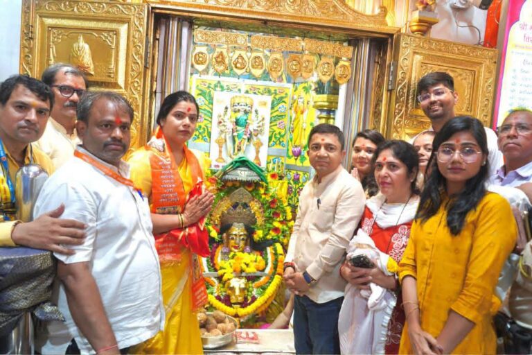 मुंबईच्या महापौर रितू तावडे यांनी घेतले आई मुंबादेवीचे दर्शन
