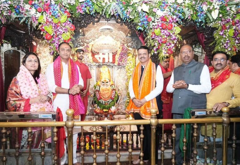 मुख्यमंत्री देवेंद्र फडणवीस यांनी कोराडीच्या महालक्ष्मी जगदंबा मातेचे घेतले दर्शन 