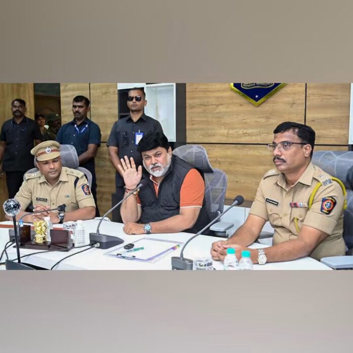 रत्नागिरी जिल्हा पोलीस दलाचे सक्षमीकरण; १८ पोलीस ठाण्यांना आधुनिक साधनसामग्रीचे वितरण रत्नागिरी जिल्हा पोलीस दलाचे सक्षमीकरण; १८ पोलीस ठाण्यांना आधुनिक साधनसामग्रीचे वितरण