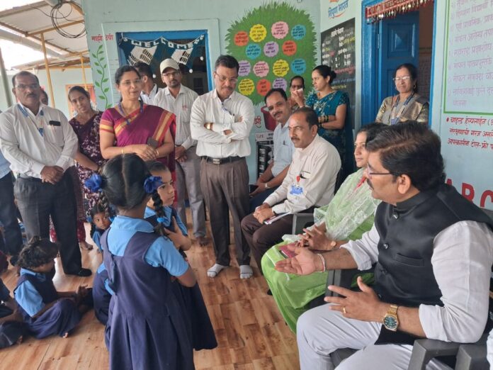 राज्य अन्न आयोगाचे अध्यक्ष महेश ढवळे यांच्याकडून अलिबाग तालुक्यातील अंगणवाड्यांची पाहणी अलिबाग तालुक्यातील शाळा व अंगणवाड्यांची राज्य अन्न आयोगाच्या अध्यक्षांकडून पाहणी; कुपोषित बालकांना योजनांचा लाभ देण्याचे निर्देश