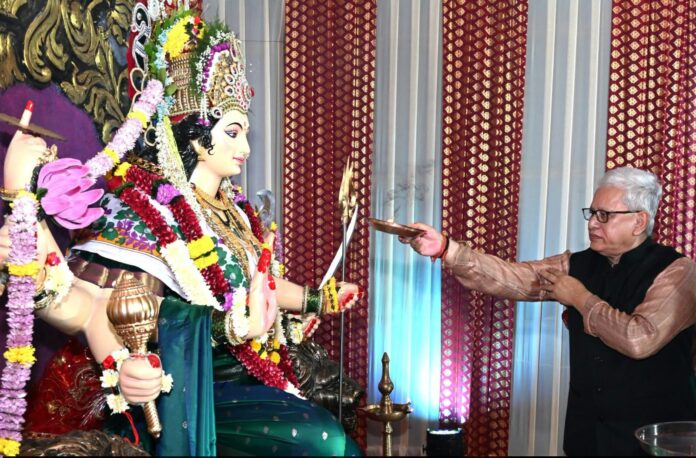 राज्यपाल जिष्णु देव वर्मा यांनी वाळकेश्वर येथील नवरात्रोत्सव मंडळाला दिली भेट
