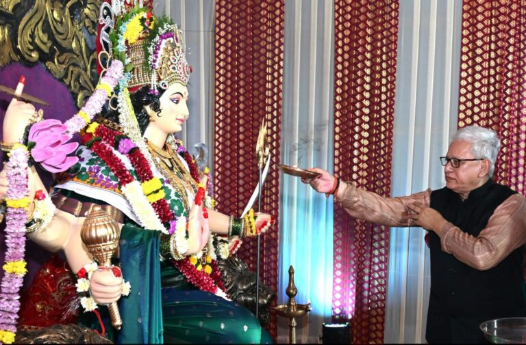 राज्यपाल जिष्णु देव वर्मा यांनी वाळकेश्वर येथील नवरात्रोत्सव मंडळाला दिली भेट