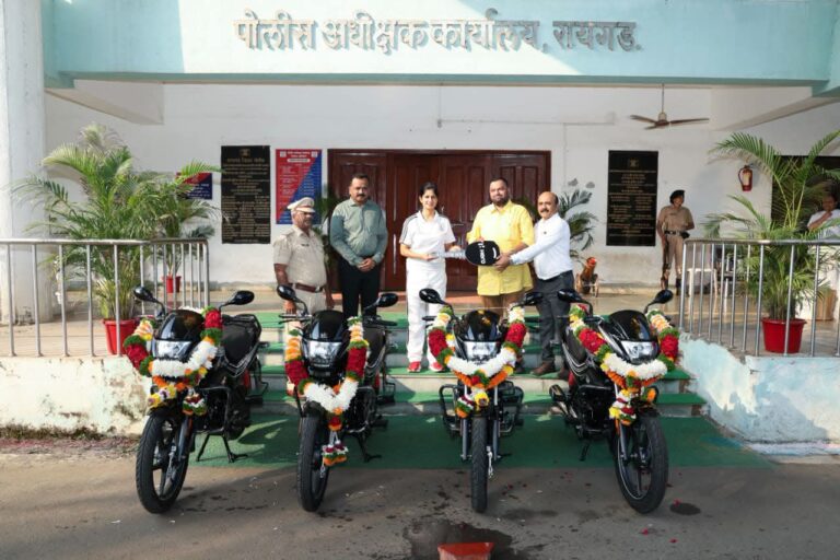 रायगड पोलीस दलाला सामाजिक बांधिलकीतून ४ हिरो पॅशन प्लस मोटारसायकली भेट