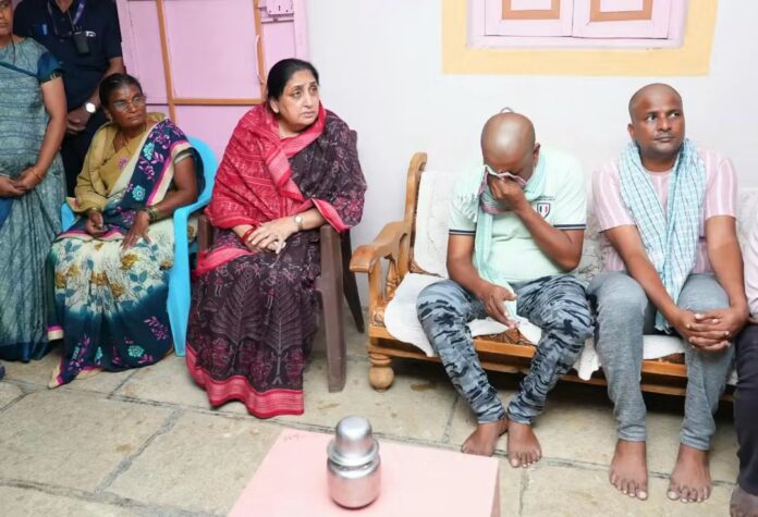 शेरेवाडीतील दुहेरी हत्याकांड; सुनेत्रा पवारांकडून कुटुंबीयांची सांत्वनपर भेट, शेरेवाडीतील दुहेरी हत्याकांड; सुनेत्रा पवारांकडून कुटुंबीयांची सांत्वनपर भेट, तपासासाठी १० पथके