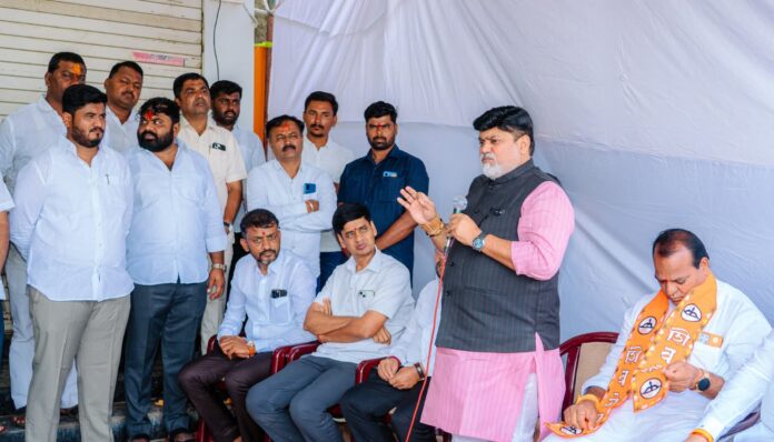 सचिन सानप यांच्या प्रचारासाठी उदय सामंत यांची सांगोल्यात भेट सचिन सानप यांच्या प्रचारासाठी उदय सामंत यांची सांगोल्यात भेट