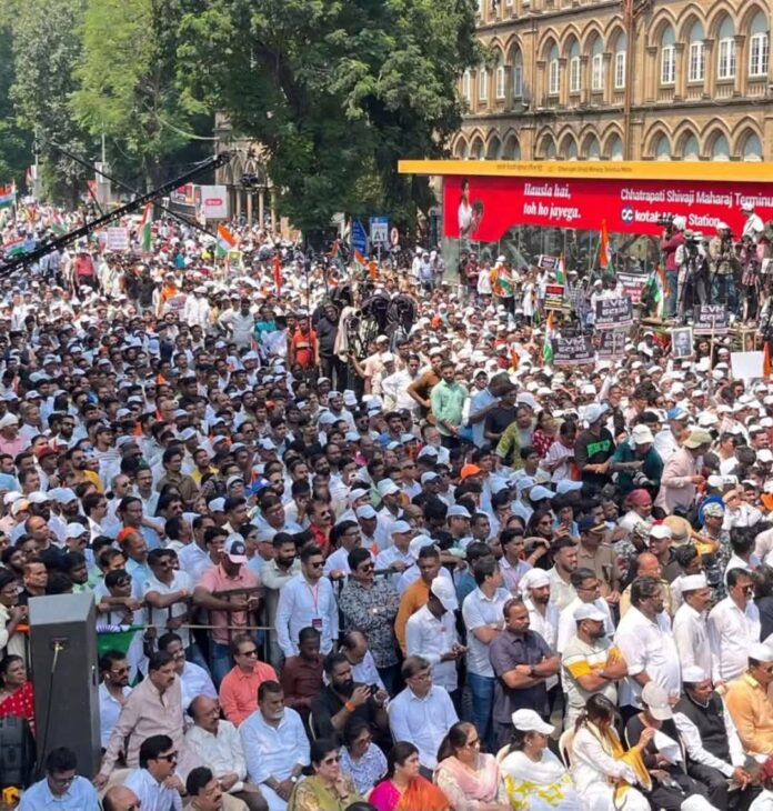 ‘गर्जना’ मोर्चासाठी मुंबईत जनसागर ! काही क्षणचित्रे ‘गर्जना’ मोर्चासाठी मुंबईत जनसागर ! काही क्षणचित्रे