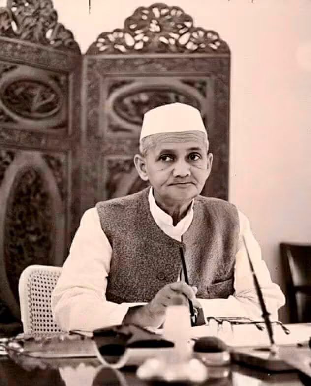 ‘जय जवान, जय किसान’चा नारा देणारे माजी पंतप्रधान लालबहादूर शास्त्री यांना जयंतीनिमित्त अभिवादन